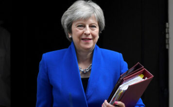 THERESA MAY, LA PRIMERA MINISTRA QUE DEFENDIÓ SU PASIÓN POR LA MODA COMO UNA POSTURA POLÍTICA