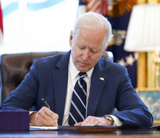 Biden promulga plan económico de 1.9 billones de dólares