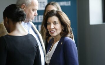 Tras la renuncia de Cuomo, Kathy Hochul será la primera gobernadora mujer de Nueva York