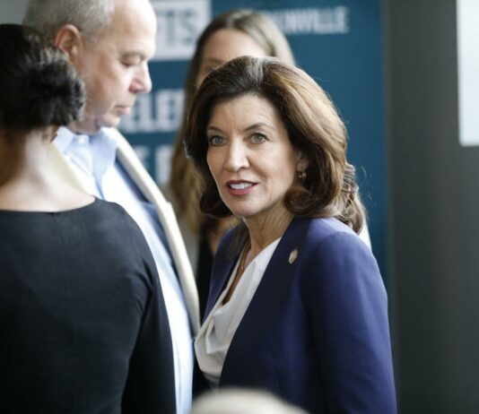 Tras la renuncia de Cuomo, Kathy Hochul será la primera gobernadora mujer de Nueva York
