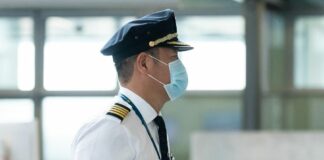 Dos CEO de grandes aerolíneas cuestionan la necesidad de las mascarillas en los aviones