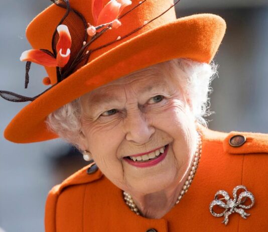 La reina Isabel II, positivo por COVID-19