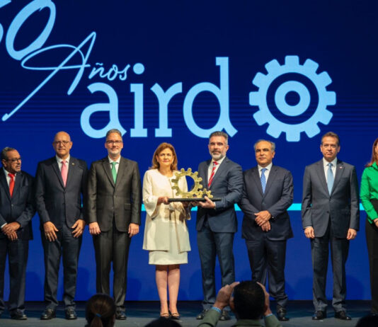Vicepresidenta encabeza premiación de la AIRD que reconoce aportes de empresas, instituciones e industriales