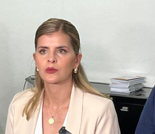 La candidata Laura Fernández busca asegurar la presidencia de Costa Rica en primera ronda