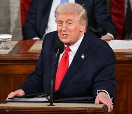Trump presume de su gestión económica y migratoria en el más largo discurso del Estado de la Unión